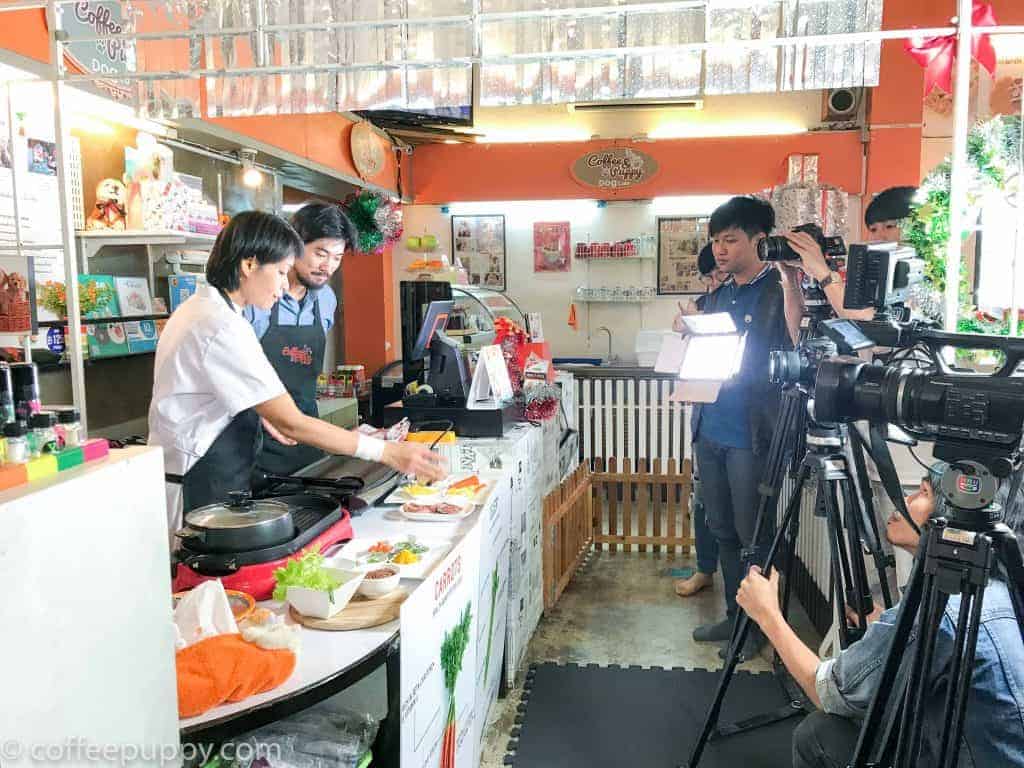 Behind The Scenes: ถ่ายรายการ ข้านิยม MCOT Family 5 Behind The Scenes: ถ่ายรายการ ข้านิยม MCOT Family